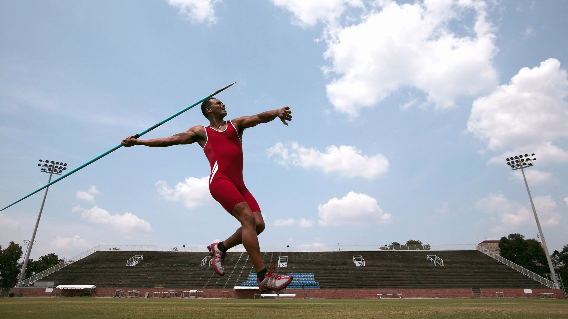 西甲裁判语言模型在多语言环境下提升判罚效率，国际比赛裁判语言