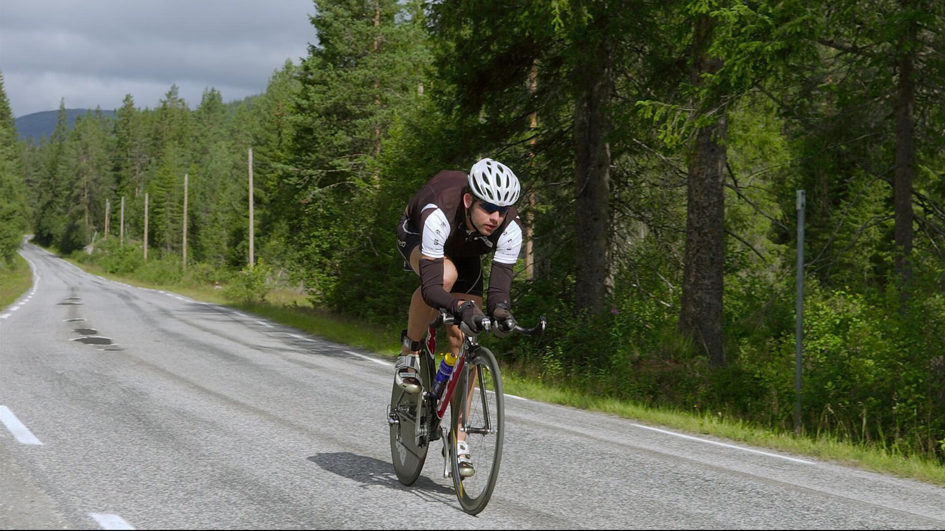 “全力奔跑！武汉马拉松激烈角逐中”